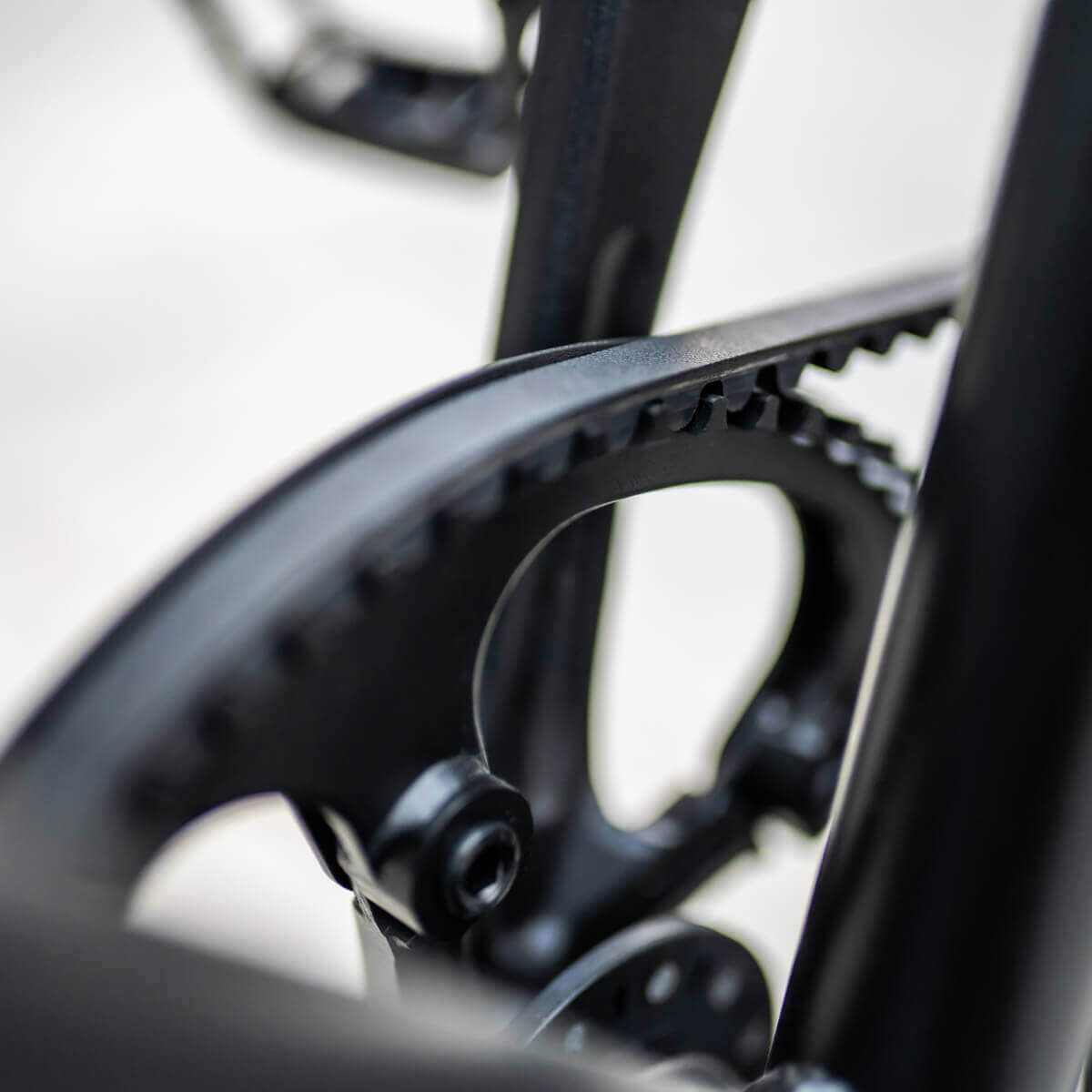 KAKUKA K70 Road Electric Bike for adults is driven by a carbon-fiber-reinforced belt drive.